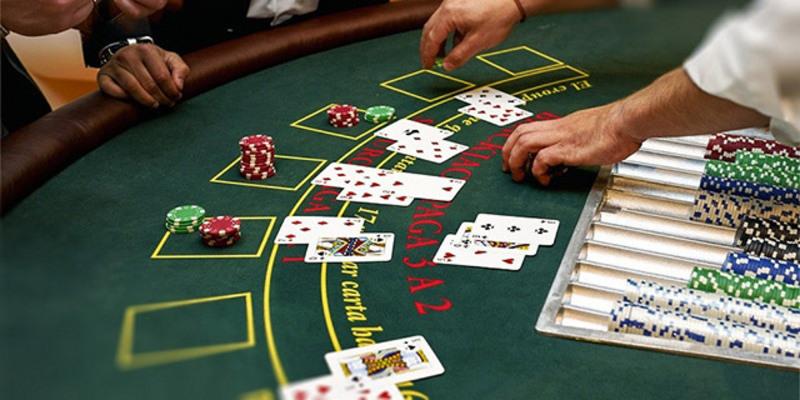 Bet thủ sẽ tiến hành cược qua 4 vòng Poker